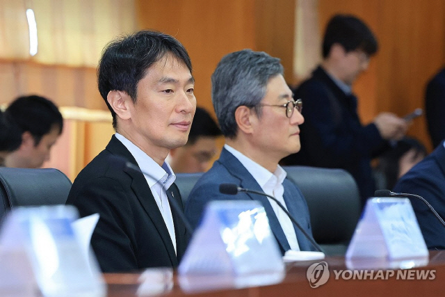 이복현 금융감독원장이 지난달 18일 오전 서울 영등포구 여의도 금융투자협회 대회의실에서 열린 기업과 주주행동주의의 상생·발전을 위한 간담회에 참석해 시작을 기다리고 있다. [연합뉴스]